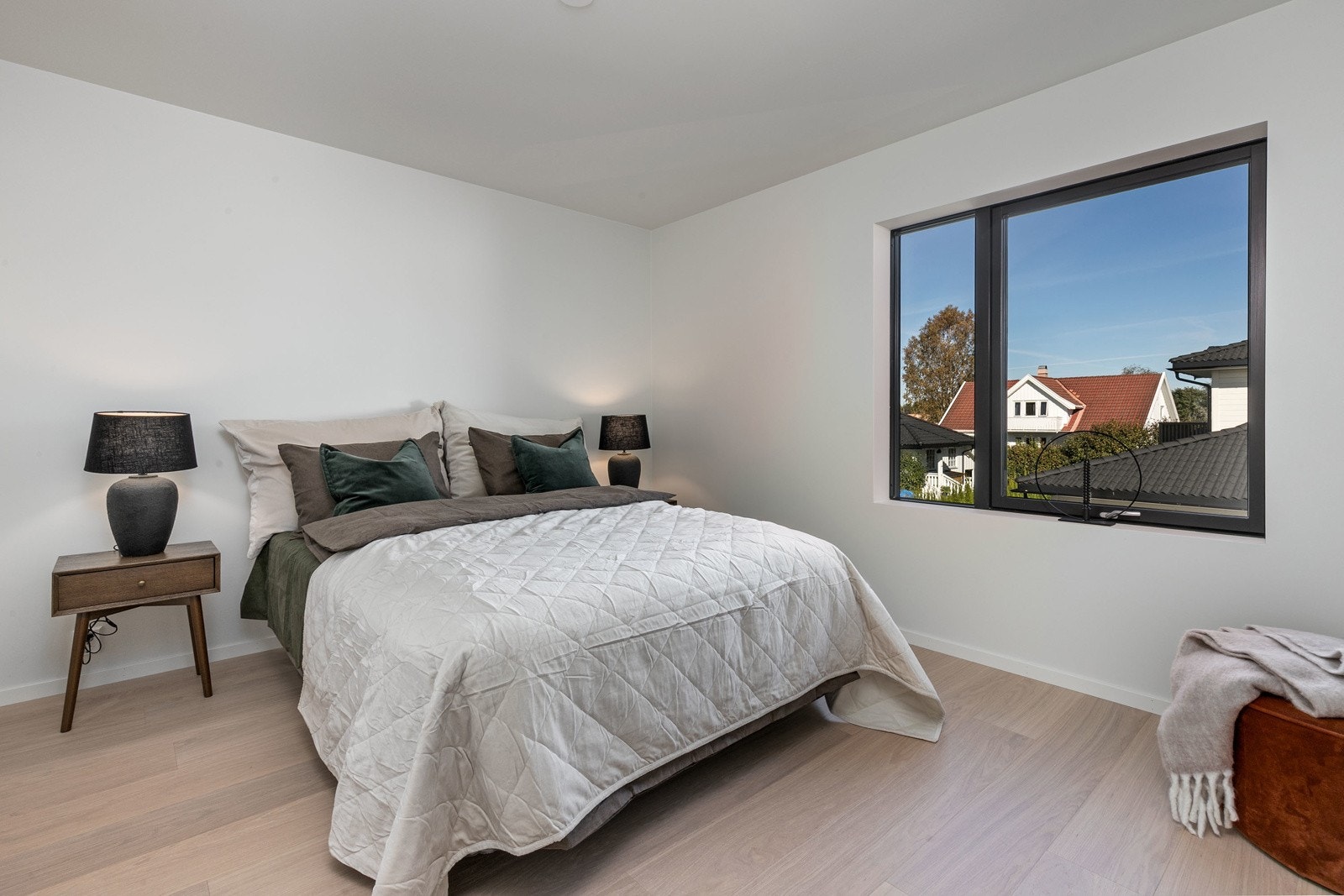 Lekkert soverom 4 / hovedsoverom med god plass til dobbeltseng Galleribilde