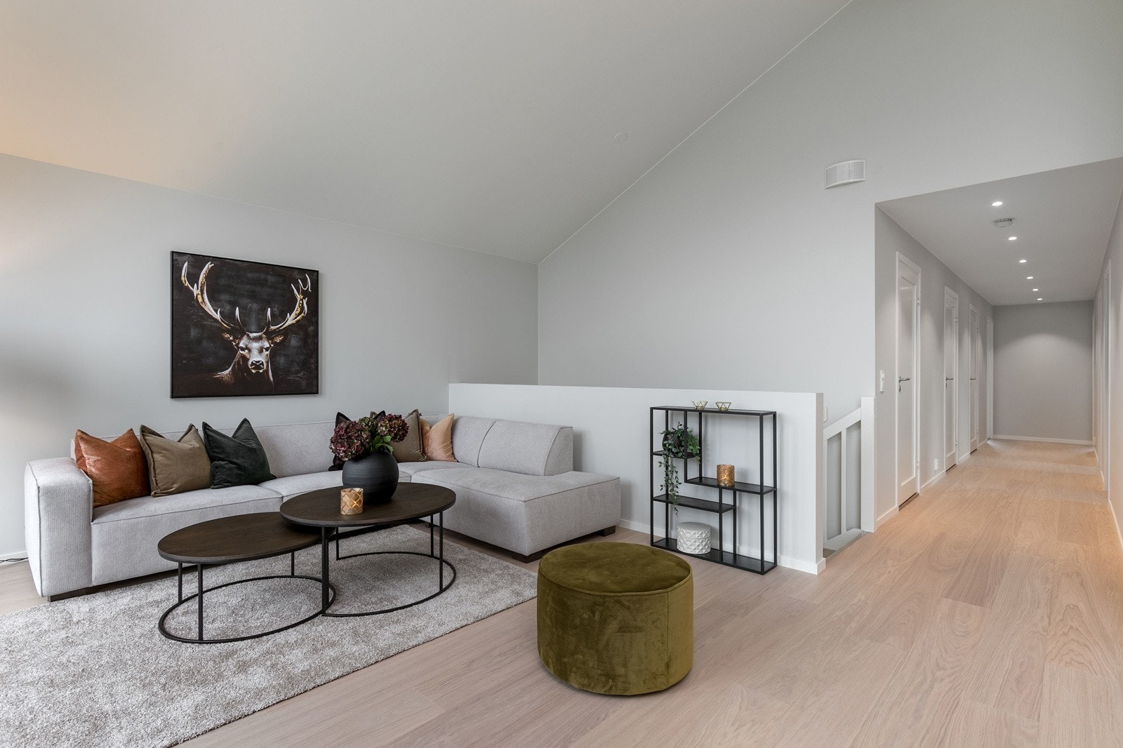 Den flotte stuen sørger for en naturlig og god soneinndeling av huset, perfekt for familier Galleribilde