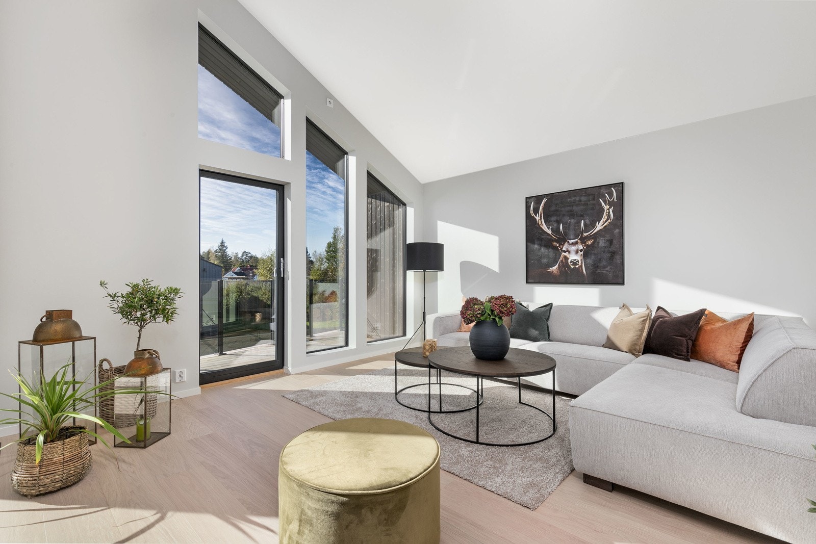 Stuen i 2. etasje oppleves som et sosialt og åpent rom på over 30 kvm. Her er det god plass for hyggelige sammenkomster med familie og venner Galleribilde