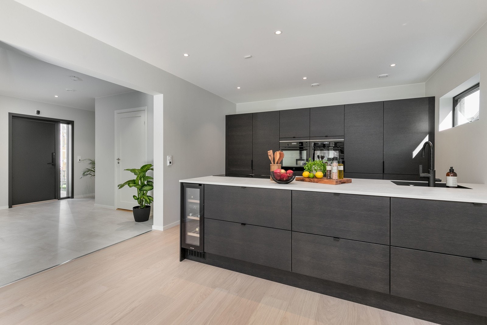 Den flotte kjøkkenøyen skaper at naturlig skille i rommet, samtidig som det gir økt skap og benkeplass på kjøkkenet. Her har man alt man trenger for å tilberede alle dagens måltider. Galleribilde