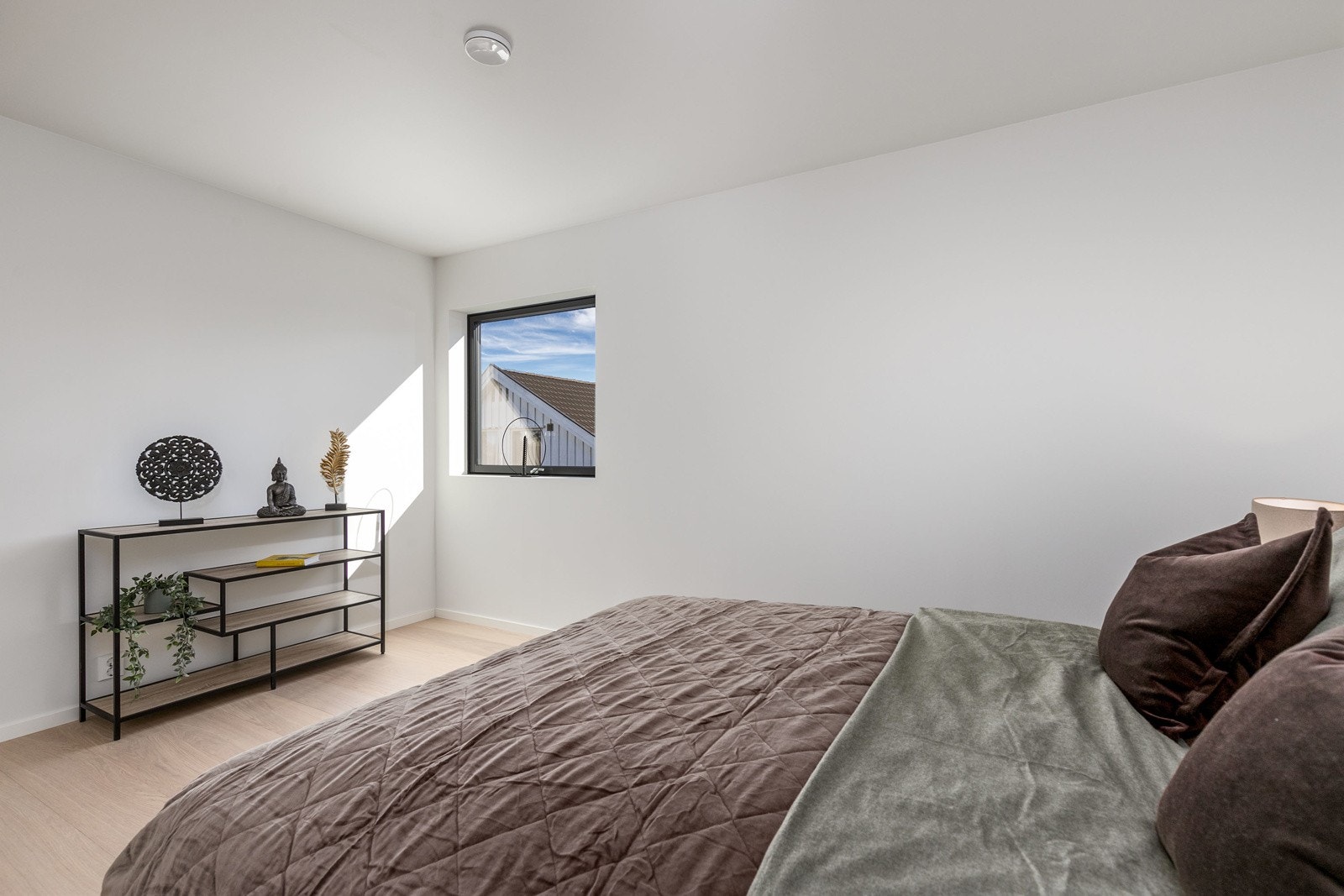 God plass til dobbeltseng og avsatt plass til garderobeskap Galleribilde