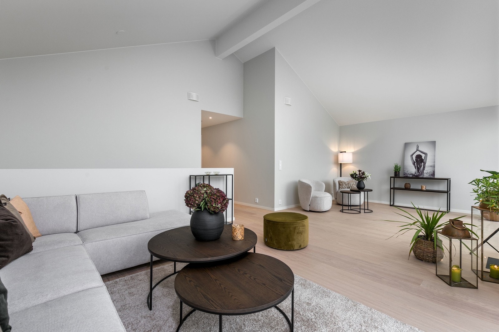 Gulvet er belagt med herdet tregulv av typen Larvik XL Select hvit børstet mattlakk fra Bjelin, og veggflater er malt i fargen S1002-Y. Galleribilde