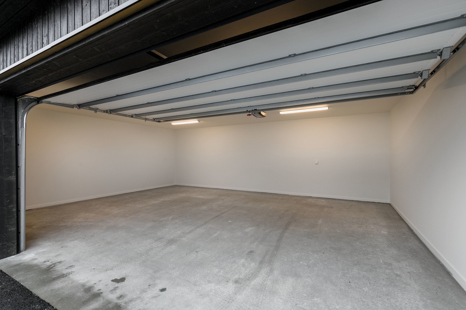 Stor integrert garasje, klargjort med røropplegg for fremtidig El-bil lader. Galleribilde