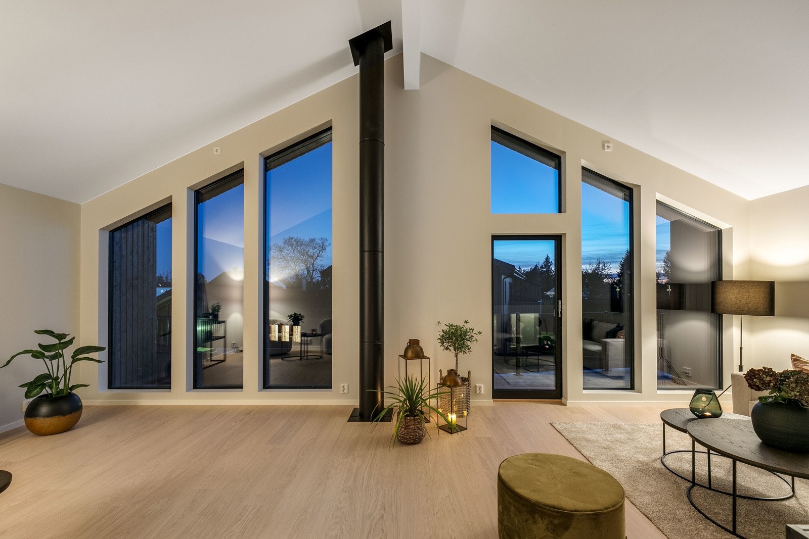 Fantastisk stue 2 i boligens 2. etasje, med meget god takhøyde Galleribilde