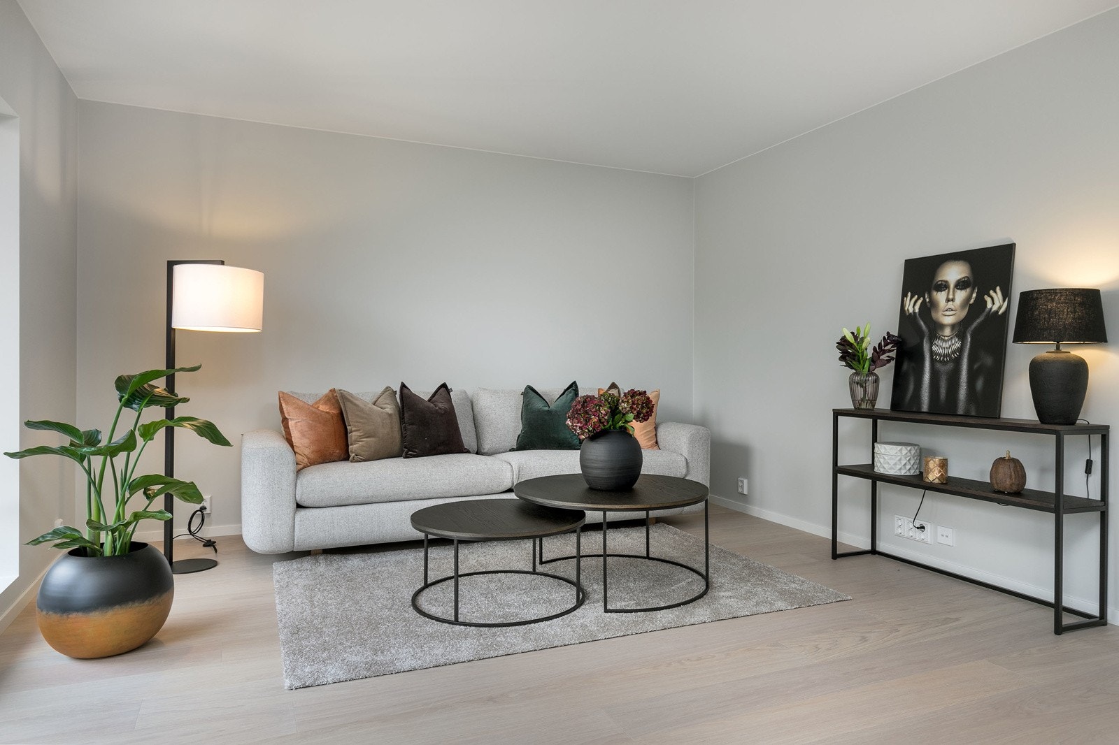 God avsatt plass til å innrede med sofa og tilhørende møblement i stuen Galleribilde