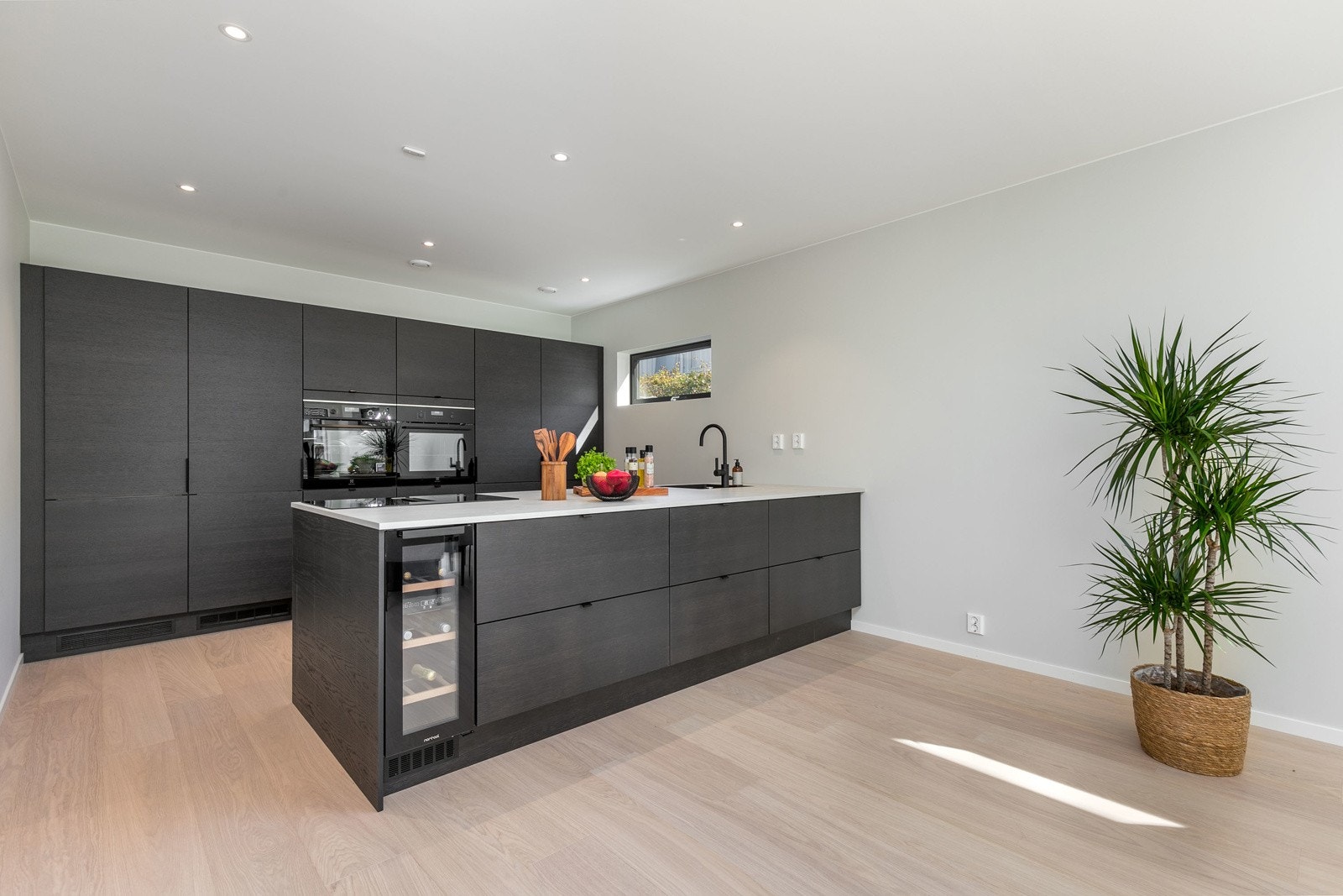 Meget delikat og påkostet kjøkken med integrerte hvitevarer. Galleribilde