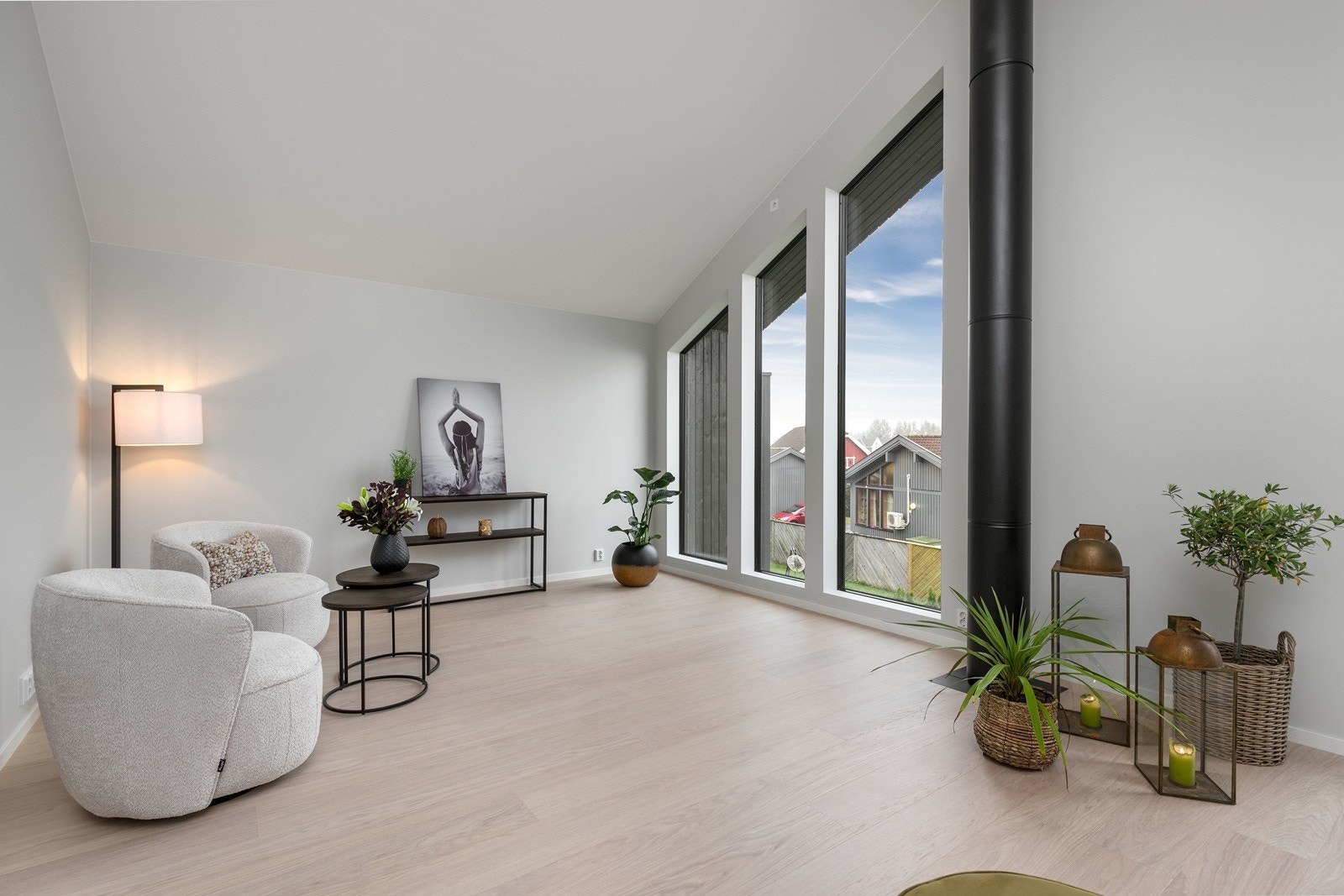 Meget romslig stue med flere møbleringsmuligheter etter behov og ønske Galleribilde