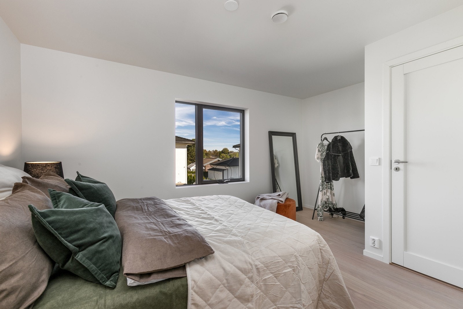 Fin avsatt plass til garderobeskap. Hovedsoverommet har eget bad i tilknytning til rommet. Galleribilde