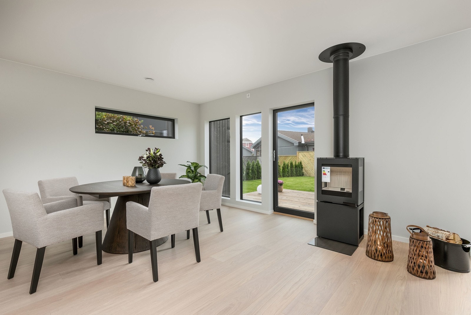 En moderne peis i stuen sørger for varme og hygge Galleribilde