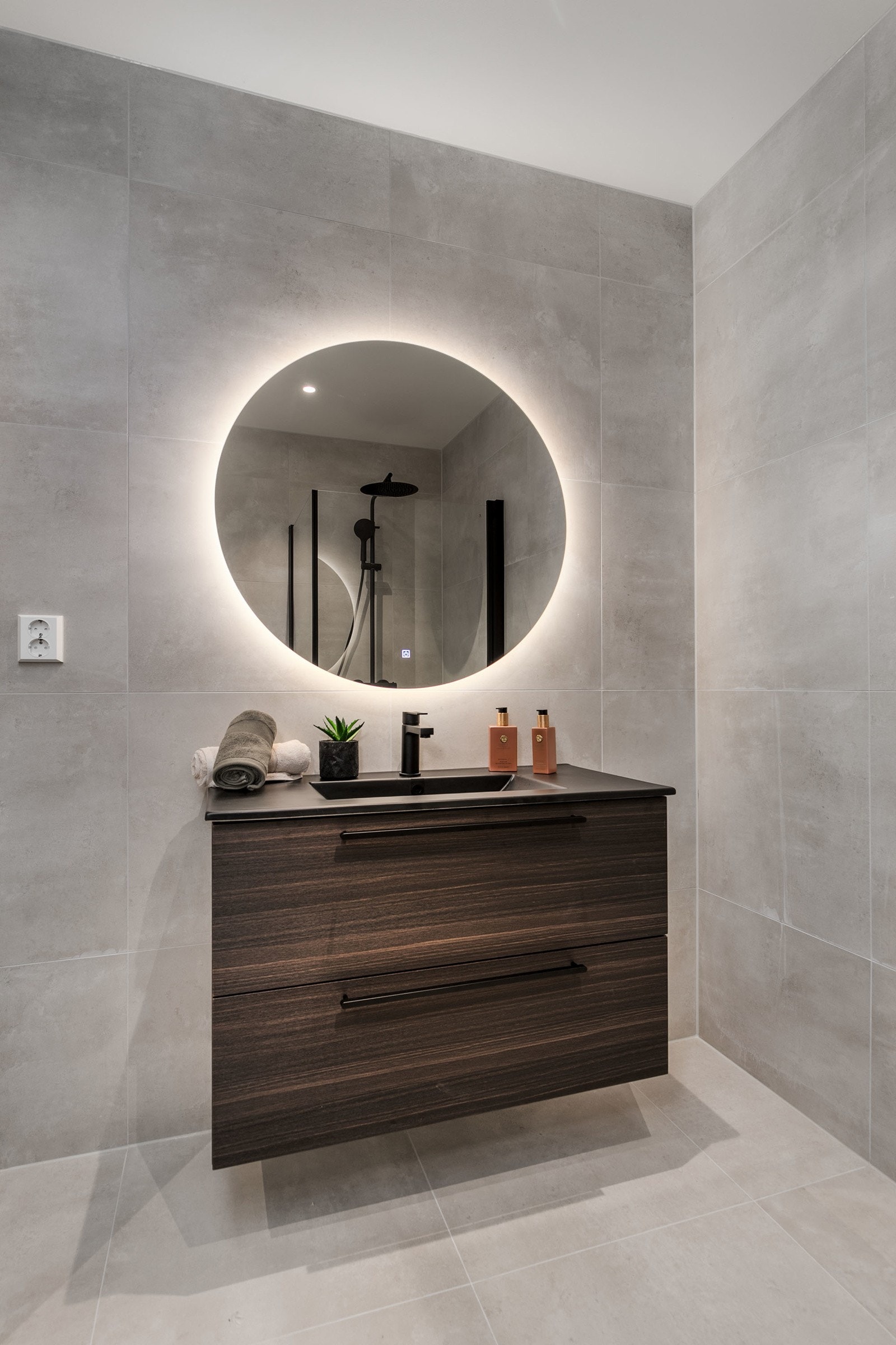 Lekkert og delikat bad i 1. etasje, med varmekabler i gulv. Galleribilde