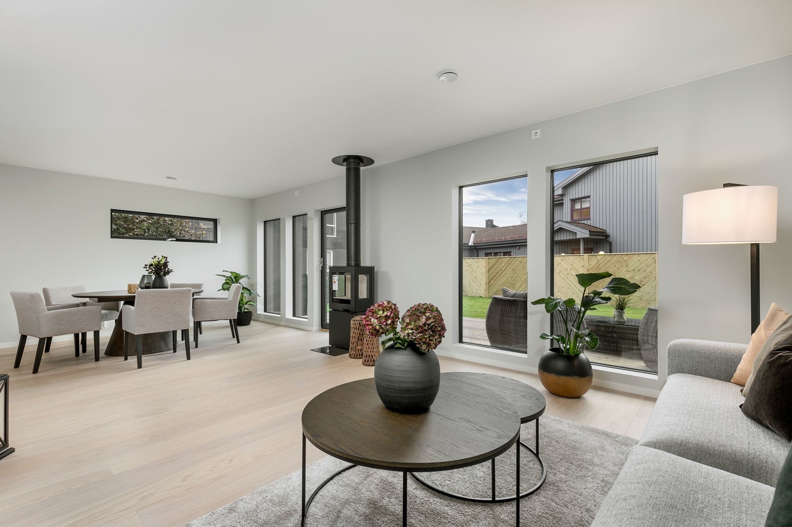 Det er varmekabler i stuen, kjøkkenet og entréhall i 1. etasjen, samt balansert ventilasjon med varmeveksler. En meget energieffektiv bolig! Galleribilde