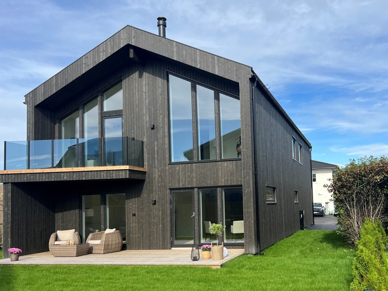 Boligen har en flott uteplass samt utgang til en pent opparbeidet hage Galleribilde