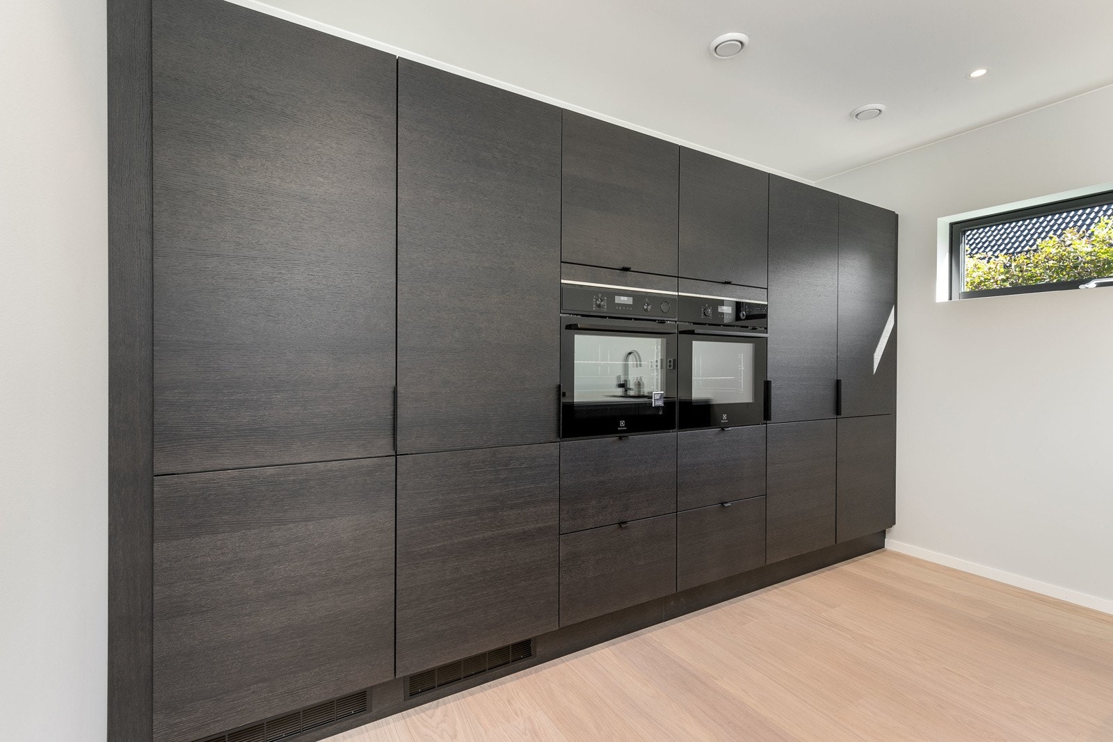 Kjøkkeninnredningen er fra kvalitetsleverandøren Sigdal, type Amfi Kongle. Det er kjøkkenarmatur med avstenging fra Tapwell ARM 180 sort matt, samt opplegg for oppvaskmaskin i kjøkkenbenk med waterguard-føler. Galleribilde