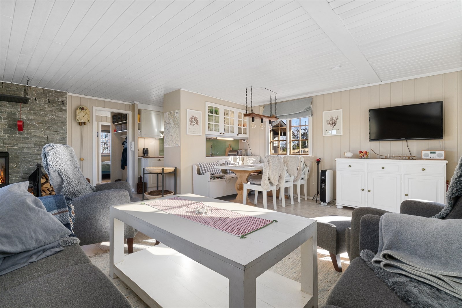 Rommet er romslig, og åpner opp for ulike møbleringsalternativer med en stor og komfortabel sofakrok, underholdningsavdeling og lenestoler, der en kan sitte å nyte en god bok. Galleribilde