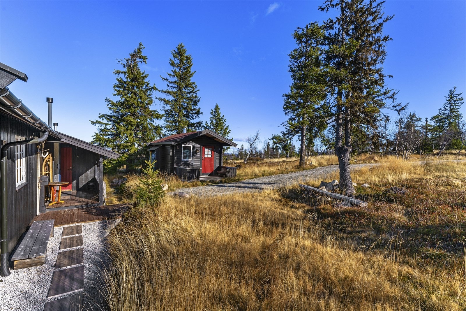 Velkommen inn! Man ankommer hytta via et hyggelig takoverbygget inngangsparti og inn til en romslig entré. Galleribilde