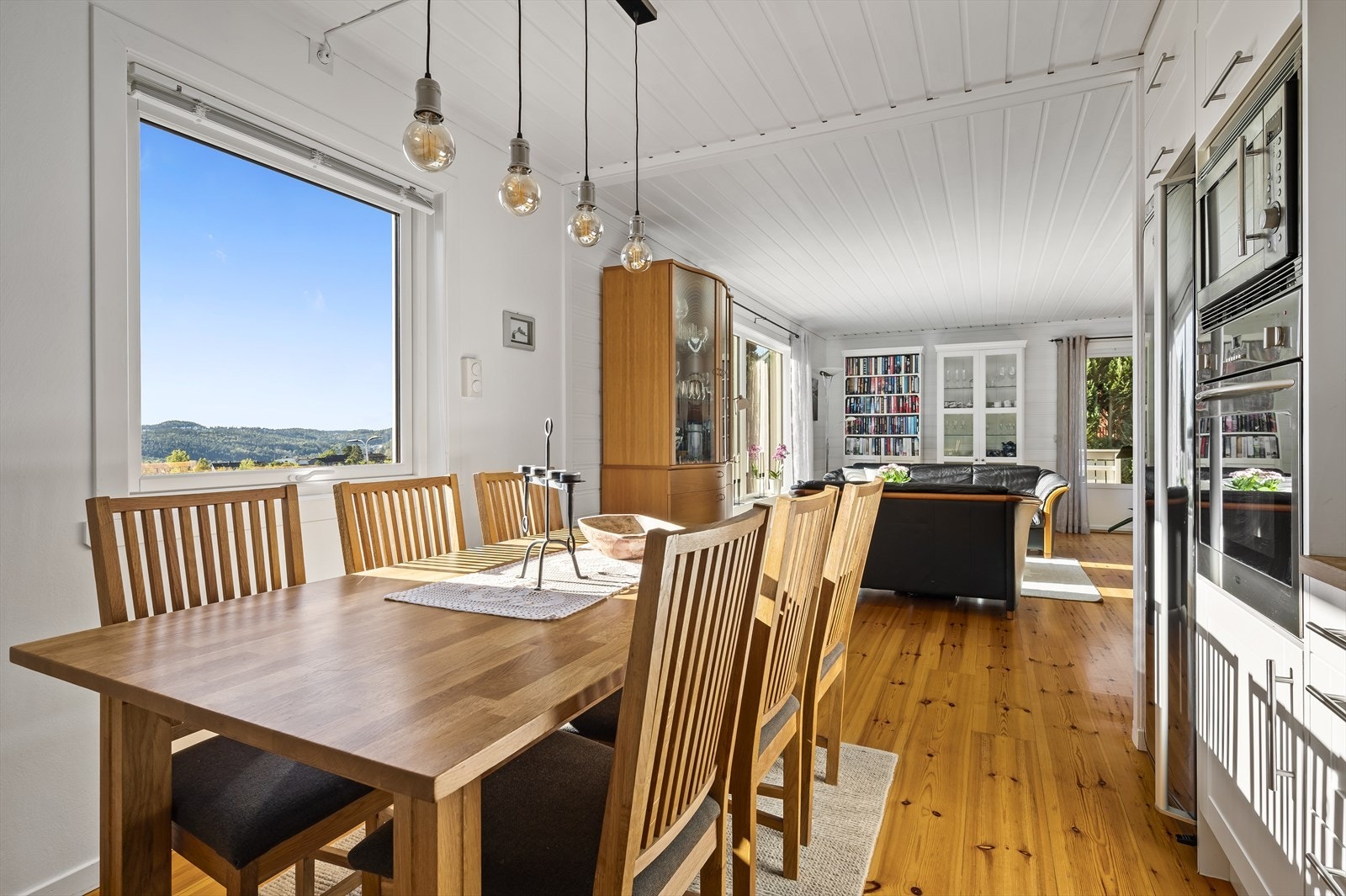 Delvis åpen løsning mot stuen gir godt med naturlig lys og en luftig romfølelse Galleribilde