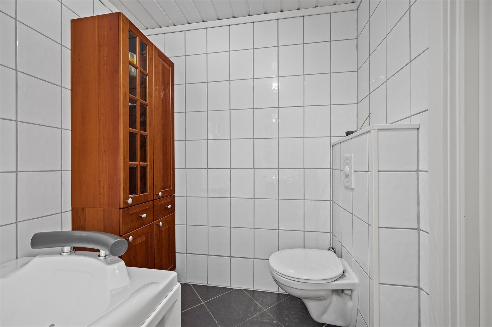 Det er veggmontert toalett på badet Galleribilde