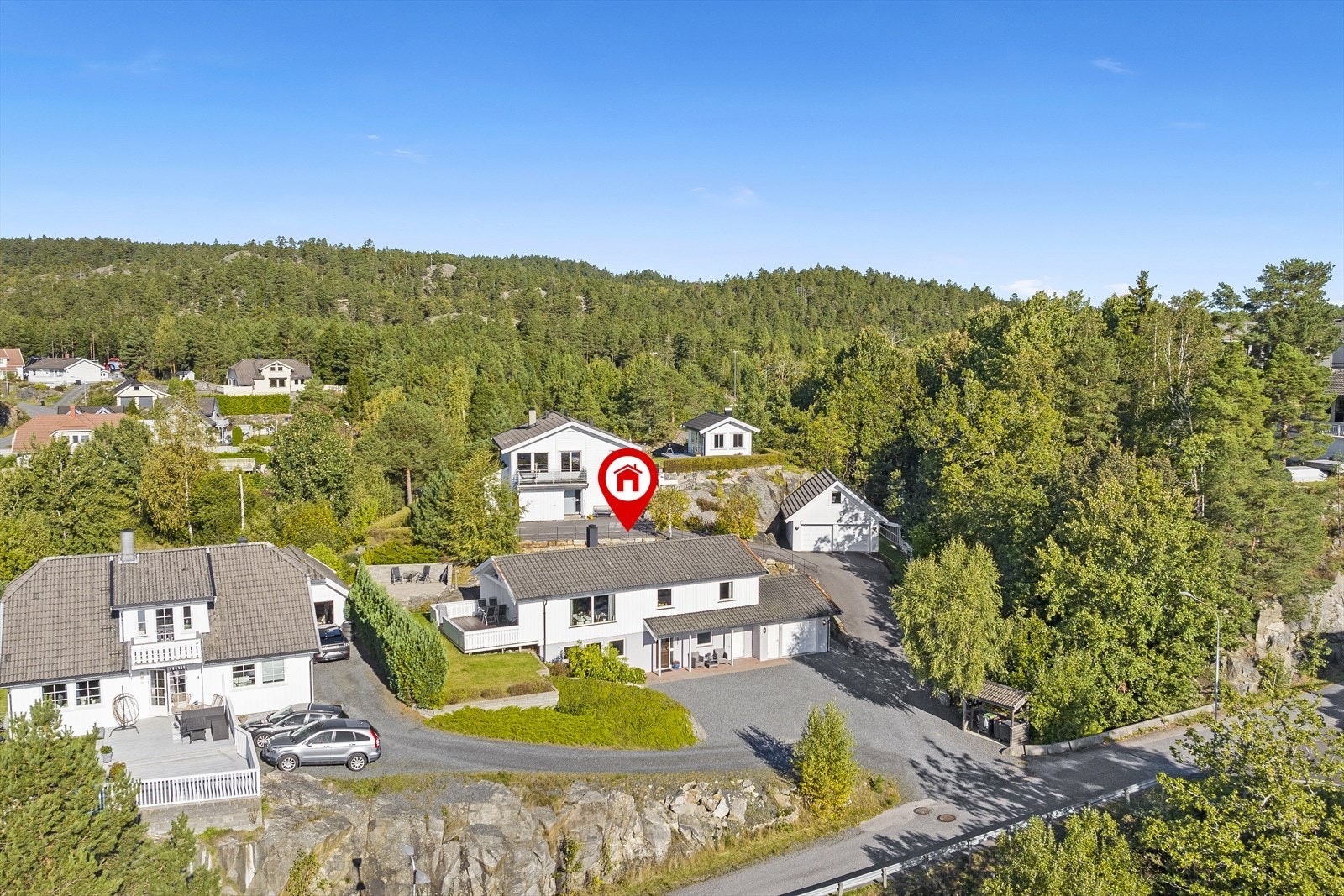 Boligen er en praktisk enebolig over 2 plan, med integrert garasje Galleribilde