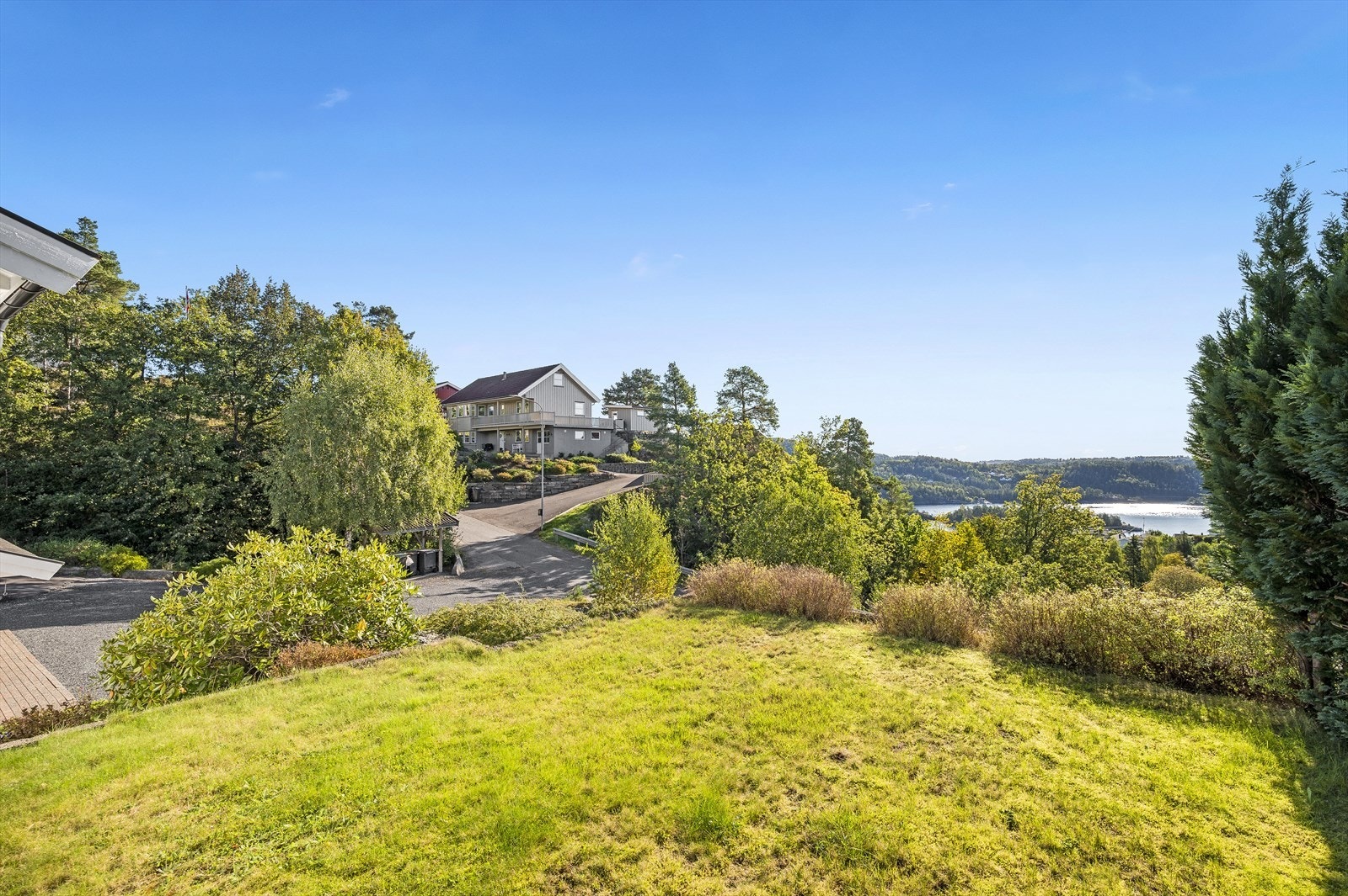 Med direkte adkomst fra både terrassen og inngangspartiet finner man et pent grøntareal. Galleribilde