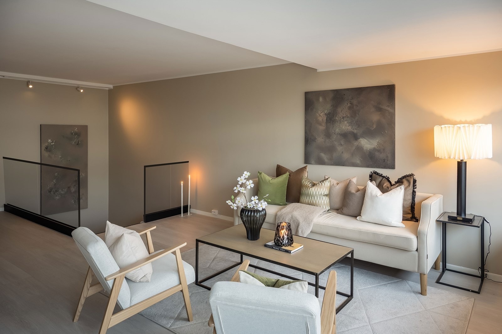 Hele boligen er totaloppusset i 2025 (se liste i salgsoppgaven). NB: Rekkverket i glass som vises på bilde nr. 1 og 14 er en illustrasjon. Glassene er bestilt, og vil bli montert til overtagelse. Galleribilde