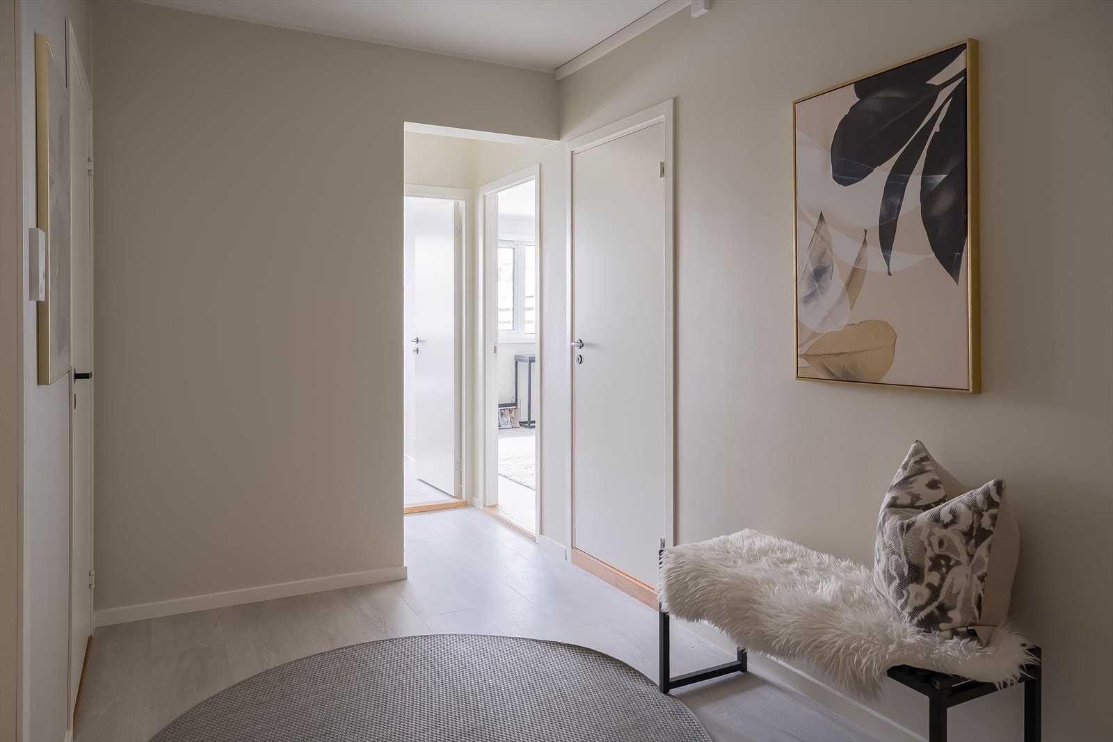 Fra entre/gang har man tilgang til boligens bad og 3 soverom. Galleribilde