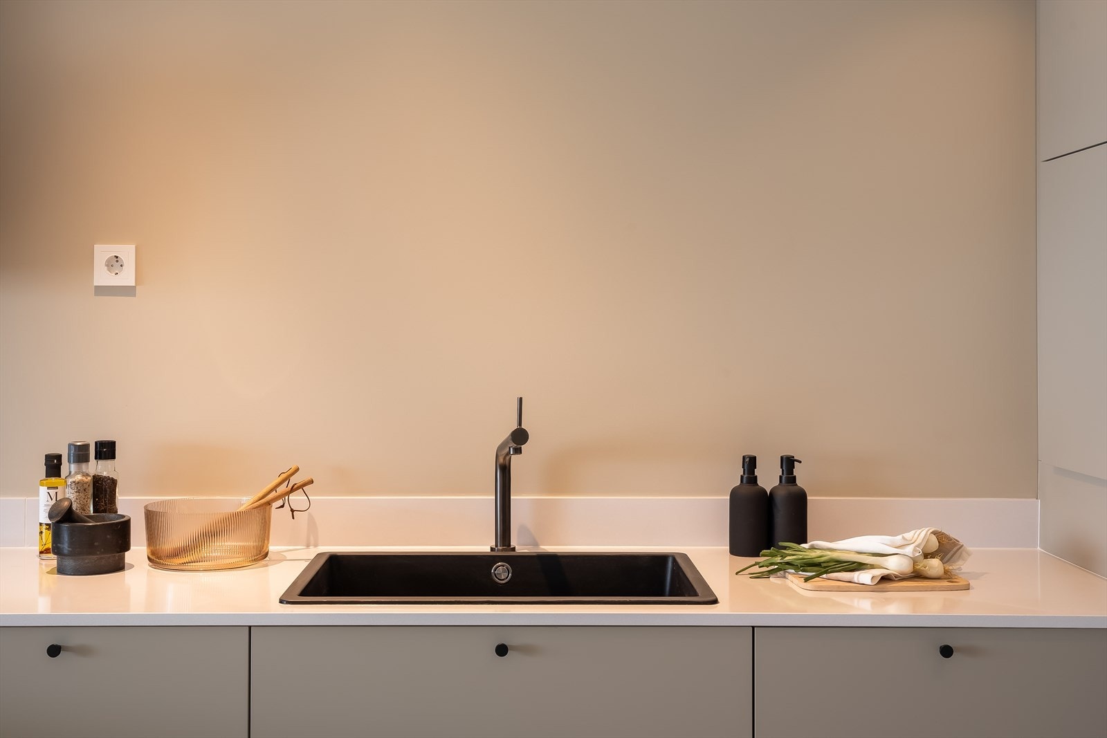 Påkostet integrerte hvitevarer som stekeovn, platetopp (80 cm), oppvaskmaskin, kombi frys- og kjøleskap, samt vifte. Det er satt inn ekstra stor oppvaskkum. Galleribilde