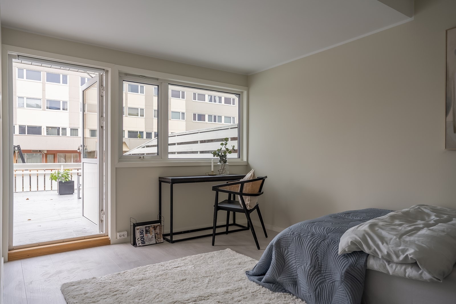 Fra soverommet på 12,1 kvm har man utgang til en stor markterrasse. Galleribilde