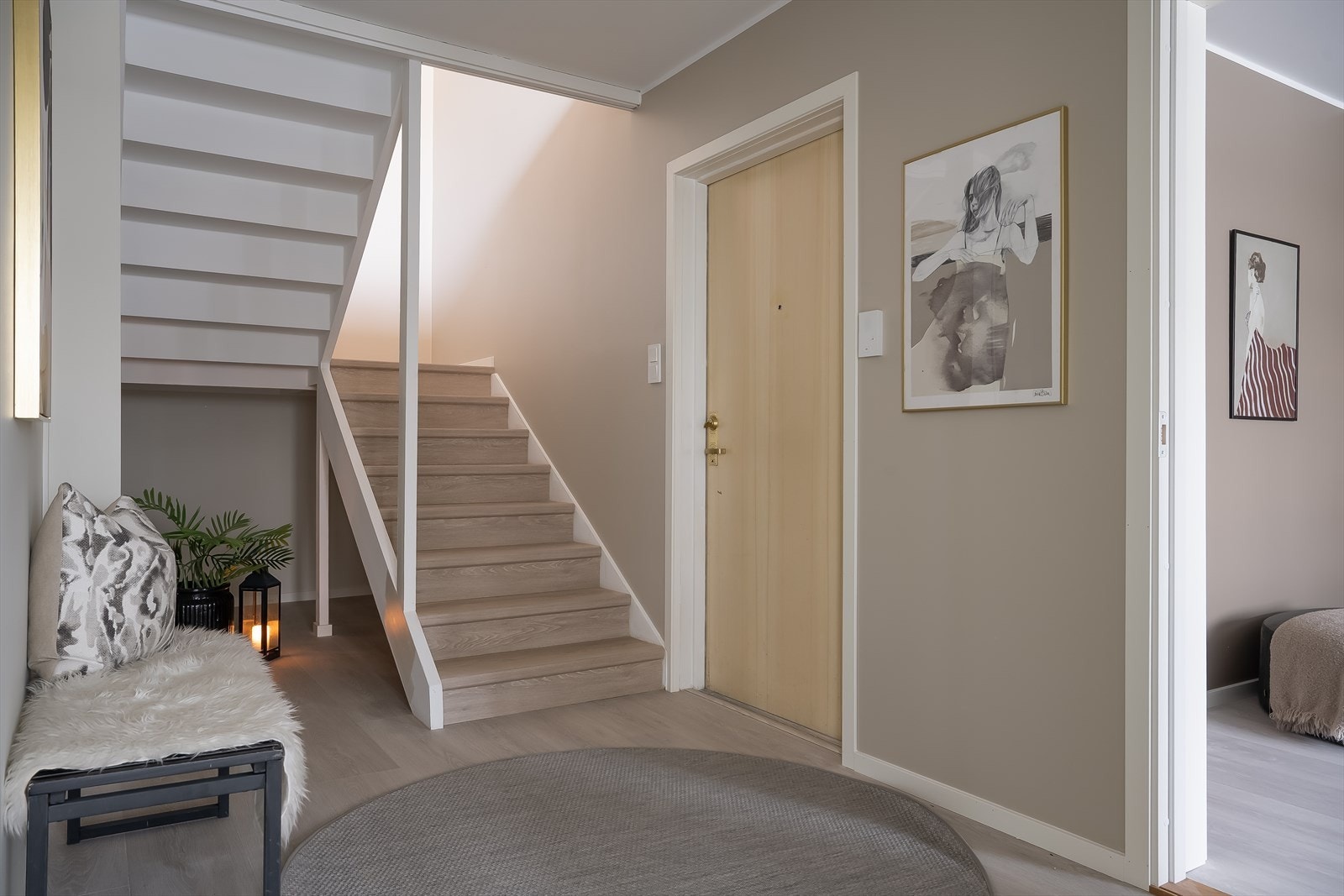 Man kommer inn i en romslig entré/gang på 13 kvm, som gir muligheter for oppbevaring av yttertøy og sko. Mulighet for oppbevaring også under trapp. Galleribilde