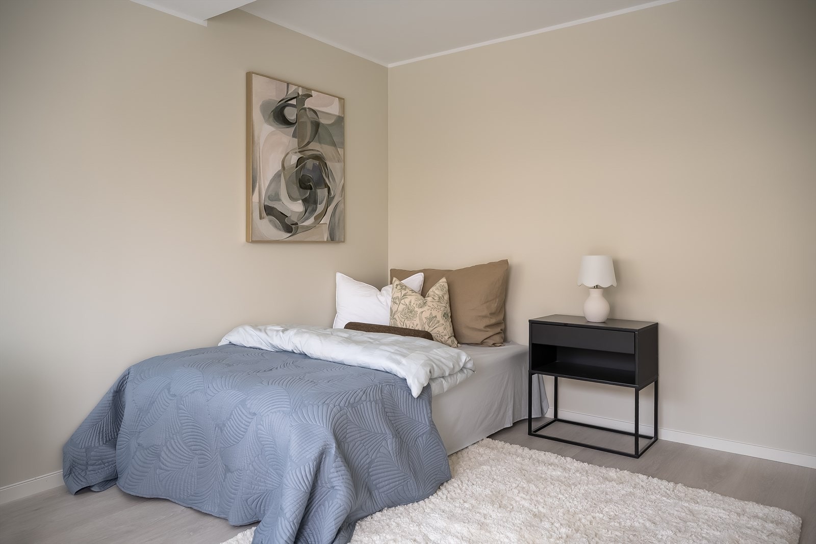 Felles for alle soverommene, er at de vender ut mot et rolig område som er felles for borettslaget. Galleribilde