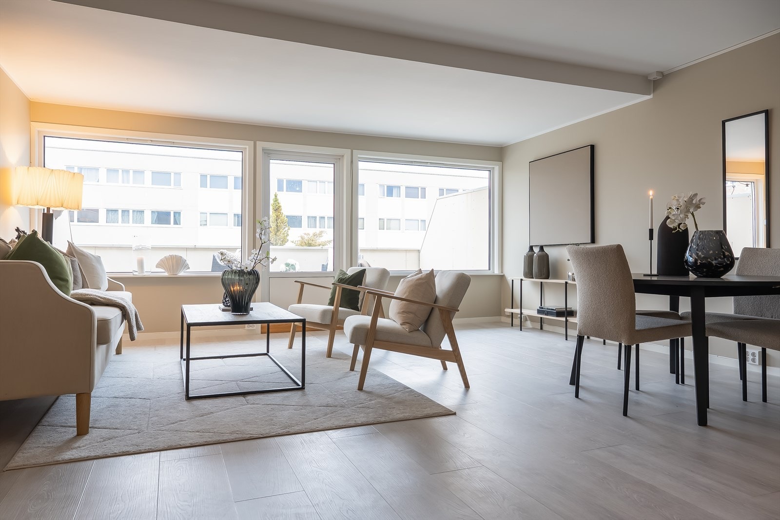 Nytt elektrisk anlegg, hvor det i boligen er påkostet smarthjemløsning via systemet Plejd. I appen Plejd holder man kontroll på om lys er skrudd av eller på, samt lysstyrken. Galleribilde