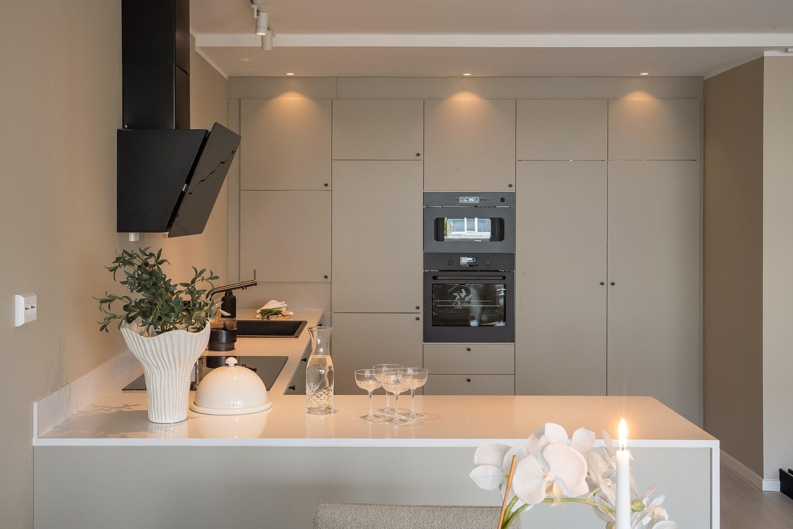 Kjøkkenet er som resten av leiligheten totaloppusset i 2025. Galleribilde