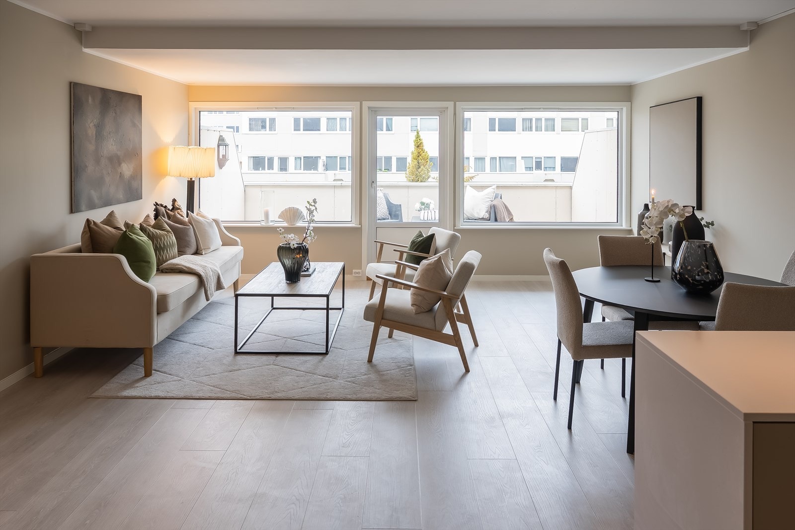 Rommet nyter godt av naturlig belysning fra store vindusflater mot verandaen. Galleribilde