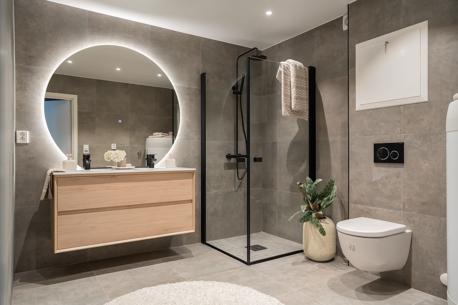 Badet ligger med inngang fra entréen, og er på 7,8 kvm. Totaloppusset i 2025. Badet har 60x60 flis på gulv og vegger, samt mosaikk i dusjsonen. Galleribilde