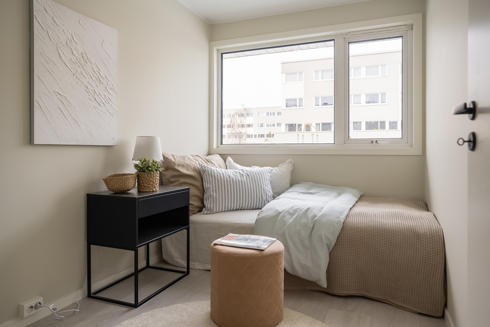 Her fra soverommet på 7,3 kvm. På dette soverommet finner man et praktisk innhuk hvor man enkel kan plassere garderobeløsning. Galleribilde