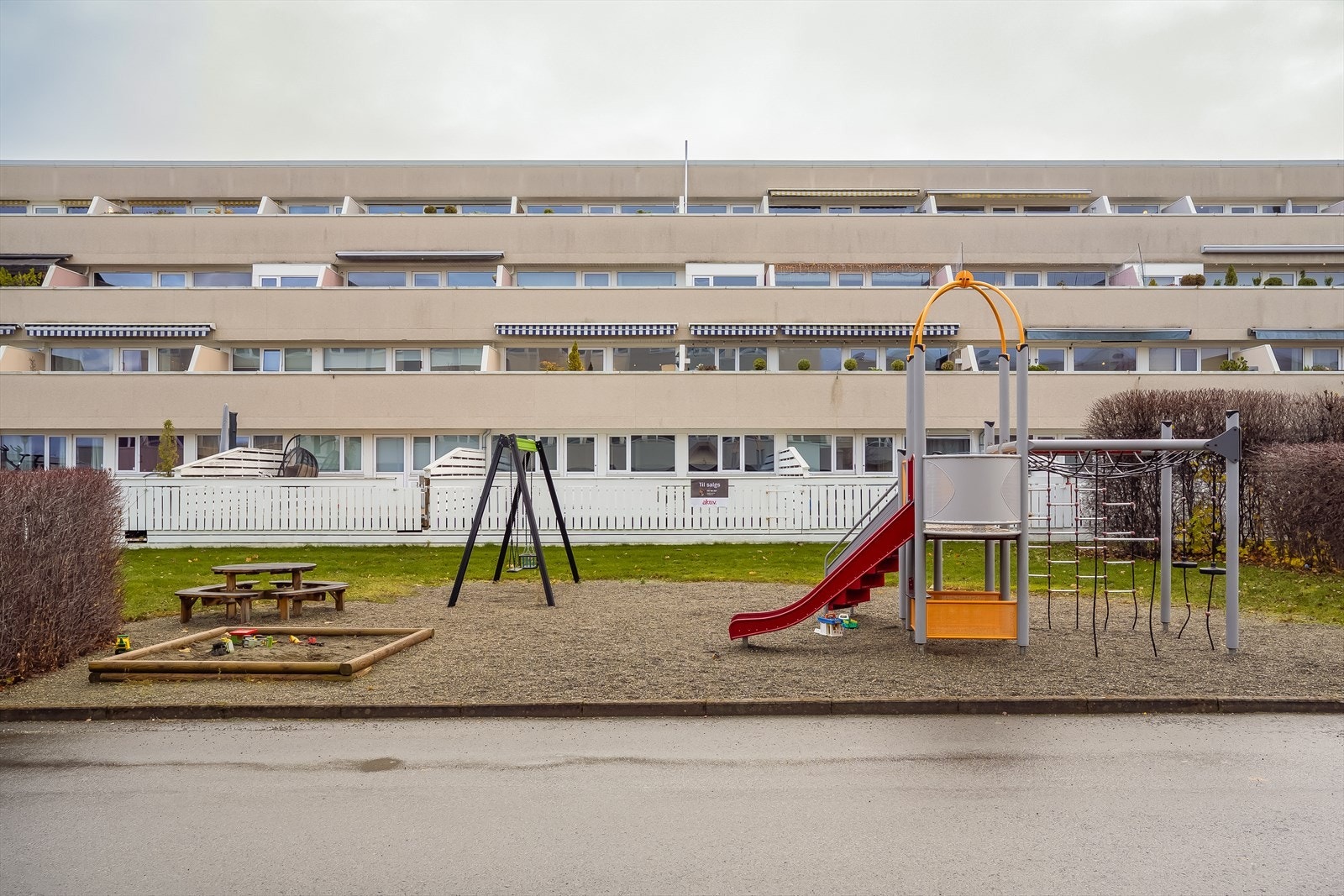 Med direkte utgang fra grinden til markterrassen, har man lekeplass på borettslagets tomt. Perfekt for småbarnsfamilier! Galleribilde