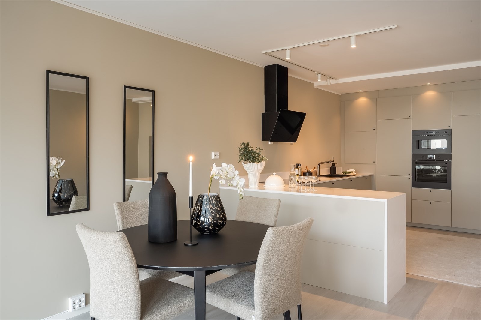 Stuen er i en åpen løsning med kjøkkenet, og er på hele 45 kvm. Galleribilde