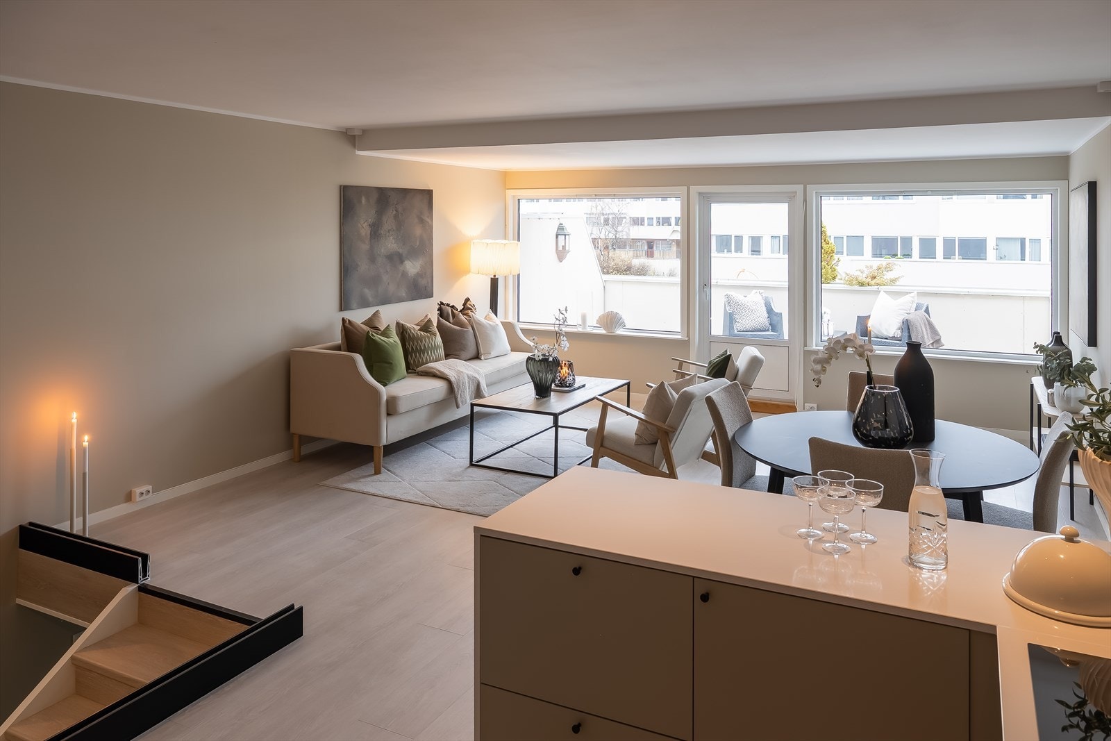 Her har man godt med plass til sofa- og spisegruppe. Galleribilde