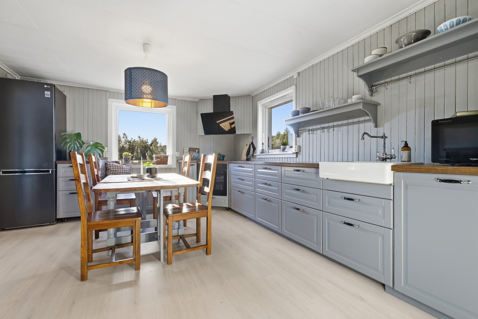 Kjøkken med mye benkeplass og nyere gulv. Galleribilde