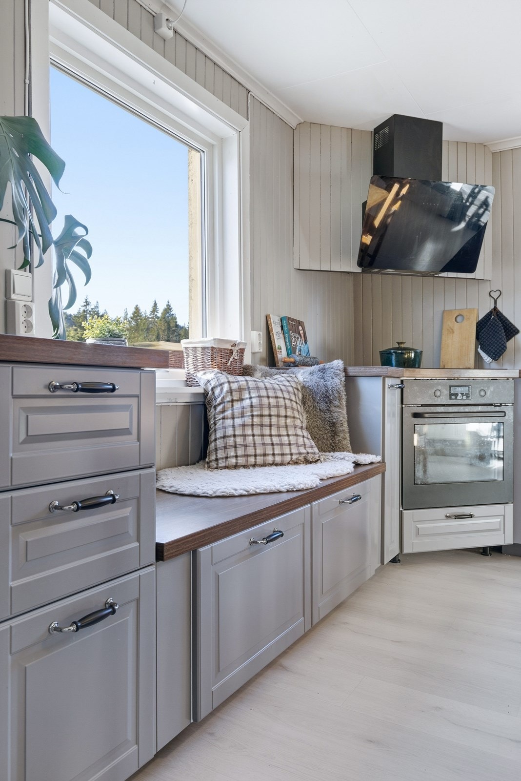 Koselig benk på kjøkkenet hvor man kan se utover jordene. Galleribilde