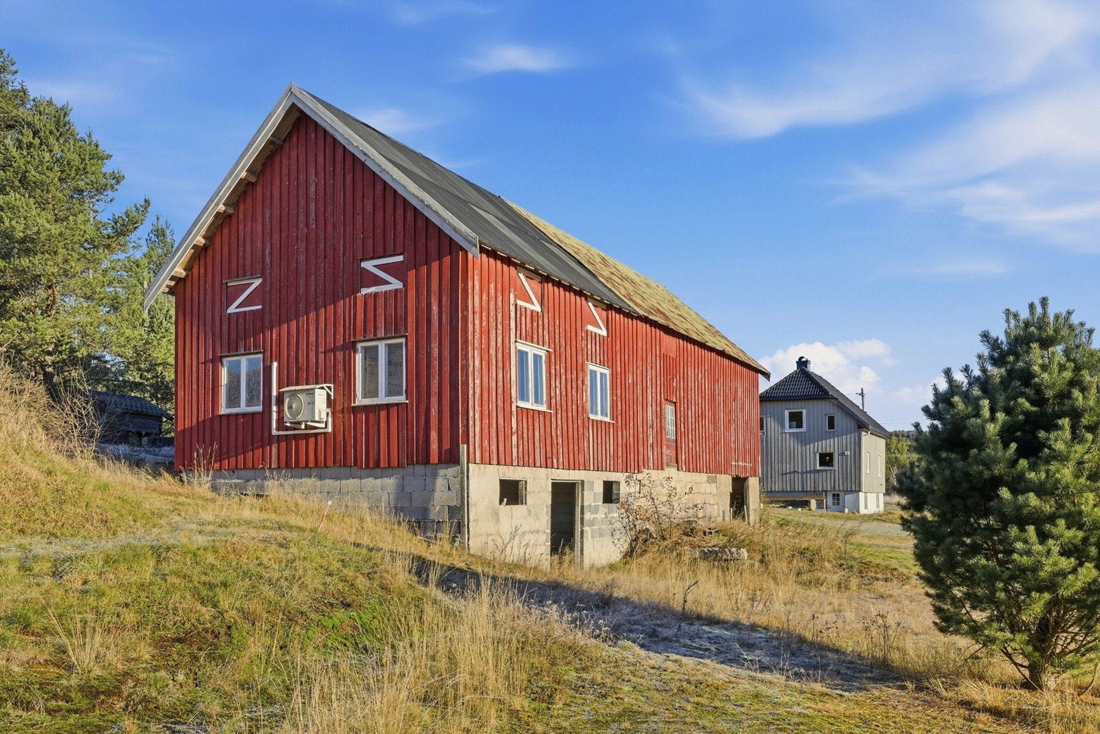 Låven ble bygget på i lik stil ca. 2010. Det er stallbokser i kjelleren, verksted og mange rom i hovedetasjen, samt låveloft. Galleribilde