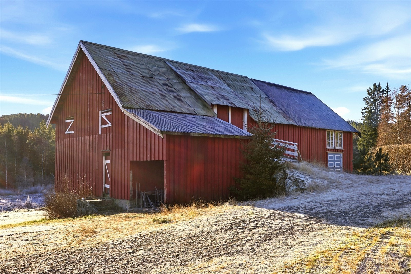 Låven er stor med mange flotte muligheter for drift og dyrehold. Galleribilde