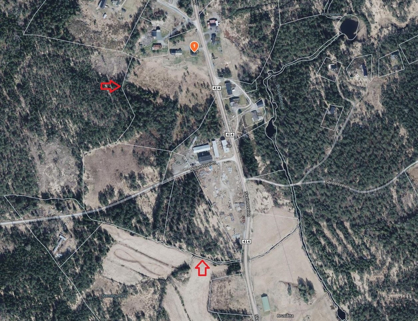 Pilene peker på hovedeiendommen og tomten som tilhører, bildet er et utklipp fra 1881. Galleribilde