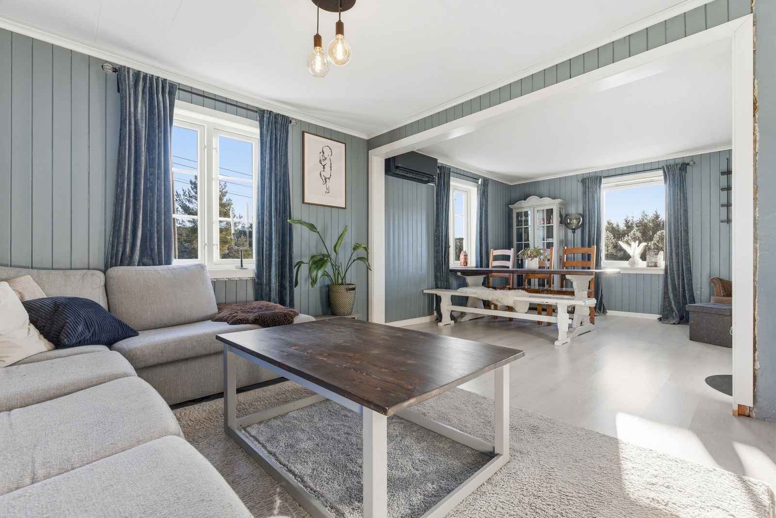 Det er to flotte stuer med plass til TV-stue og spisestue. Galleribilde