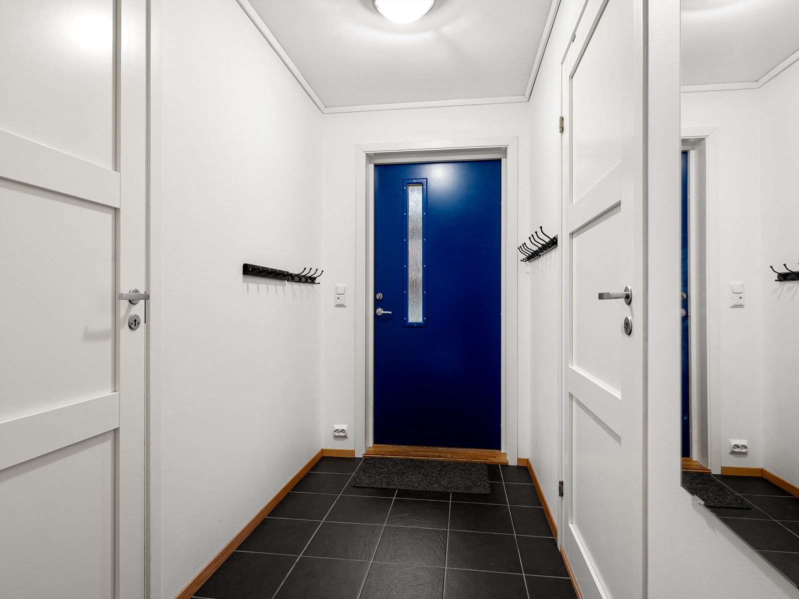 God entre med muligheter for ulike hyllesystem og rikelig med klesplass. Flislagt gulv med varme for tørking av våte sko. Galleribilde