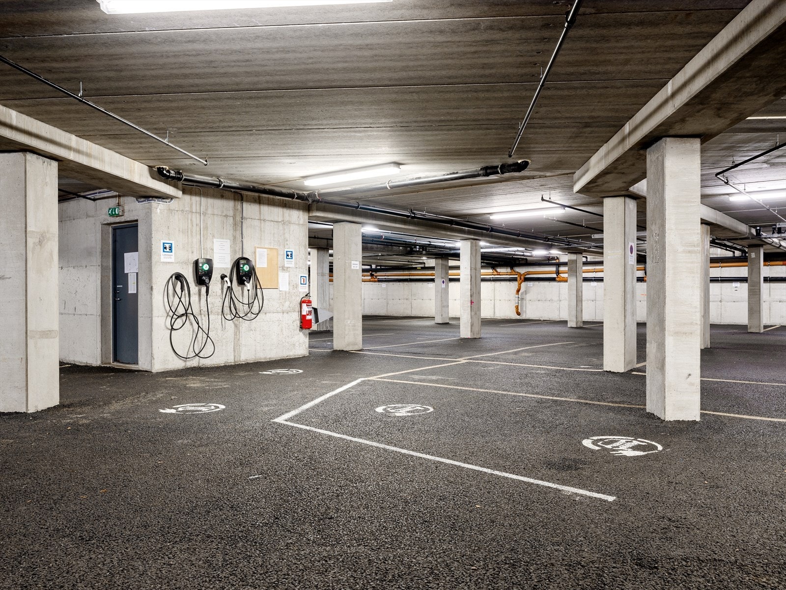 Mulighet for elbil-lading etter avtale med sameiet. Styring gjennom app. Galleribilde