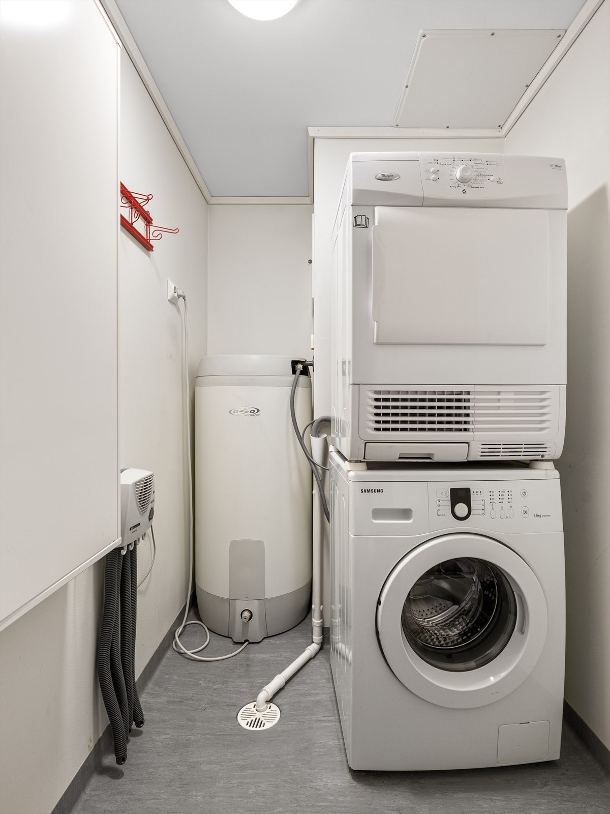 Innebod med avløp, som i dag brukes som vaskerom. Mulighet for vegghyller, og kanskje et ekstra fryseskap i høyden. Galleribilde