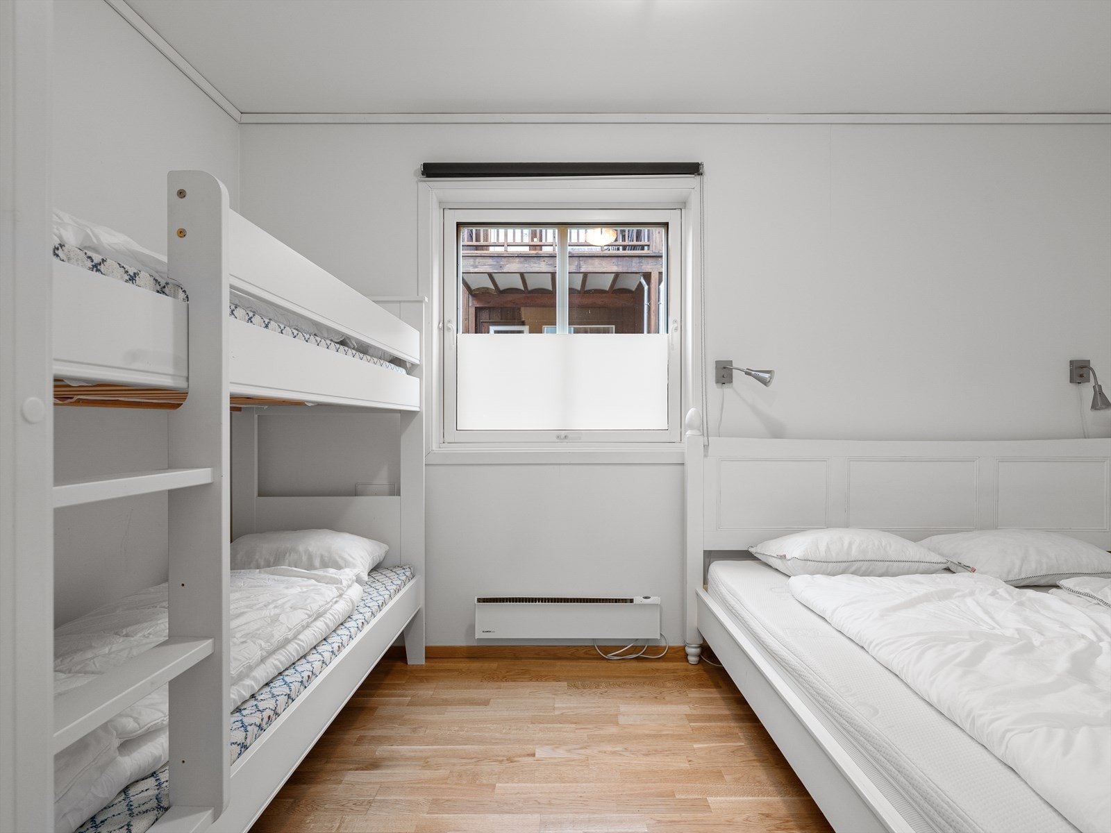 1 av 2 soverom. Ulike løsninger hvor du kan kombinere med dobbel køyeseng og tv-løsning for enda et barne/-ungdomsrom. Galleribilde