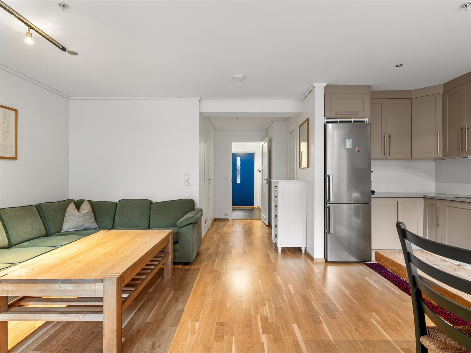 En lys og herlig stue med åpen kjøkkenløsning, hvor det er plass til hele familien. Galleribilde