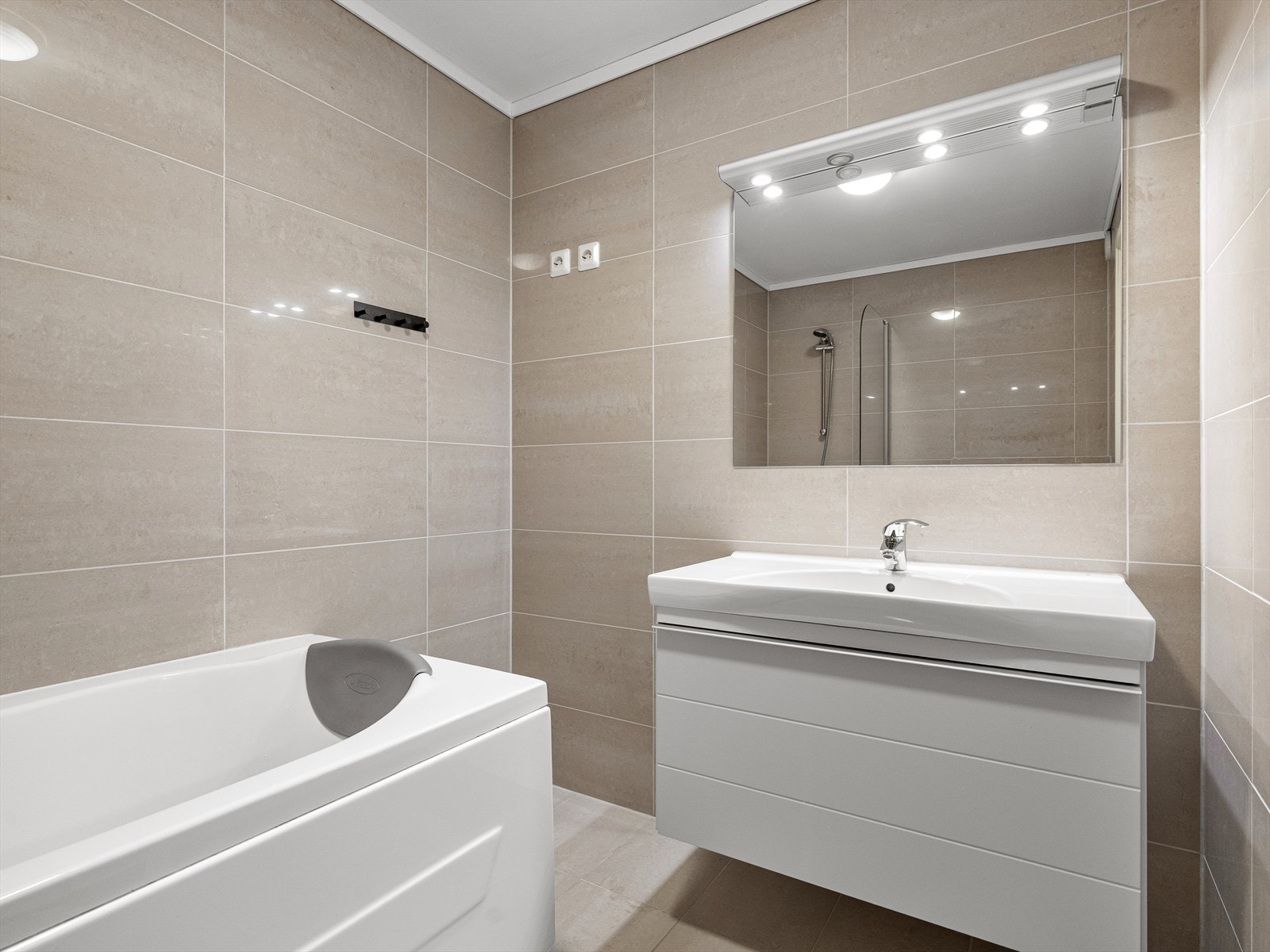 Badet er oppgradert i delikat, lunt og tidløs stil med varme i gulv. Kjekt badekar for å myke opp kroppen etter lang dag i fjellet. Rom for veggskap i tillegg til seksjon. Galleribilde