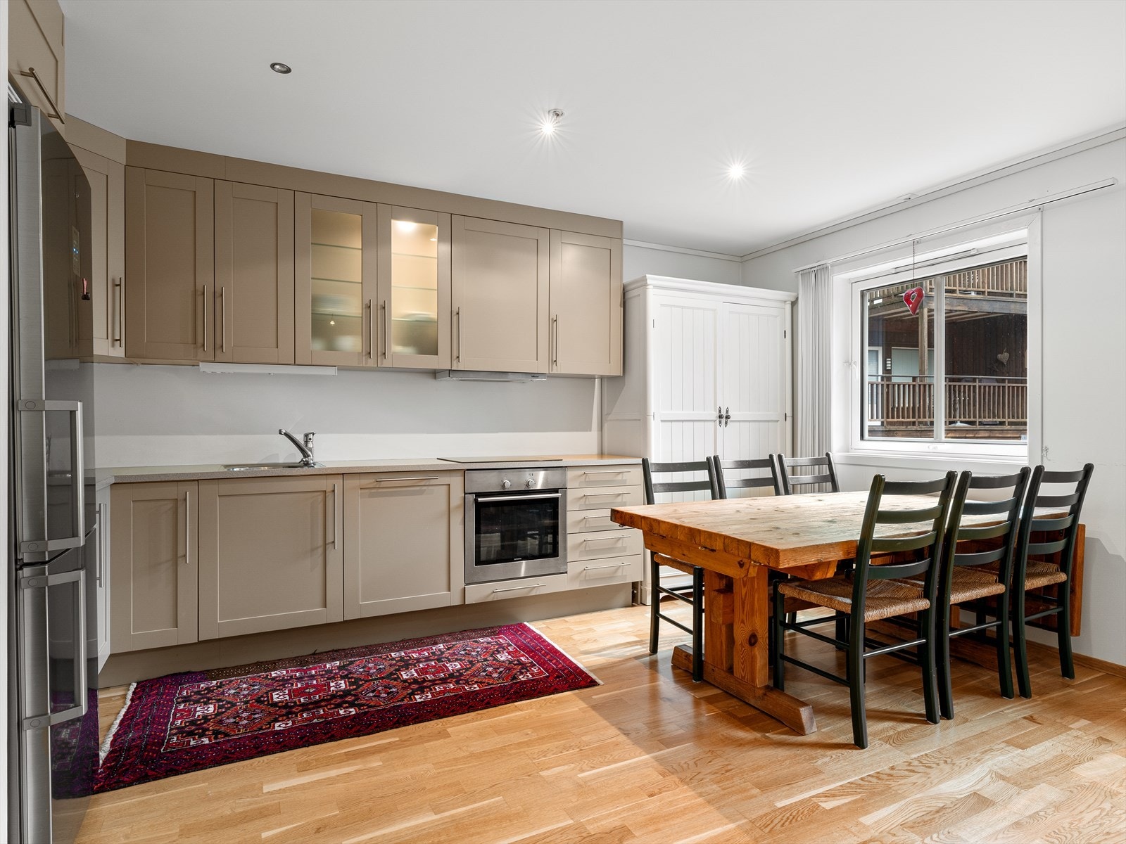 Sosial løsning for kokk og gjester. Romløsningen er god og skaper høy trivsel. Galleribilde